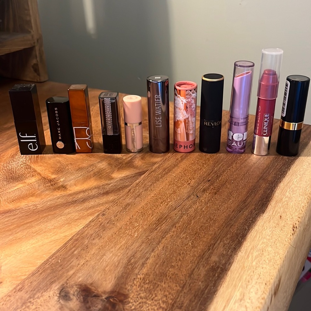 11 Lipsticks • Bundled Together